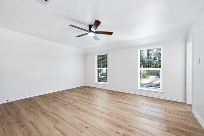 Building Photo - 3511 Tree Ln