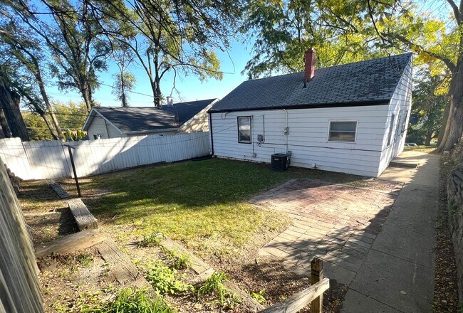 Building Photo - Midtown 3Bed 2Bath 1 Car Garage $1,800