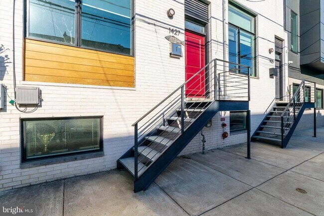 Building Photo - 1427 E Columbia Ave