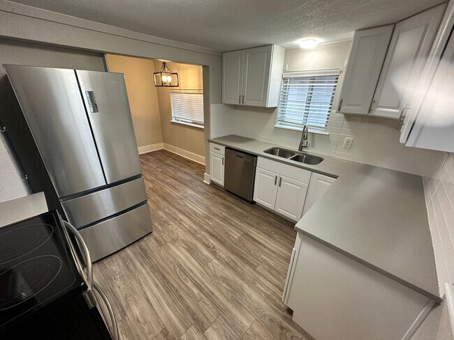 Building Photo - Cute, Remodeled 2 Bed, 1 bath Home (Availa...