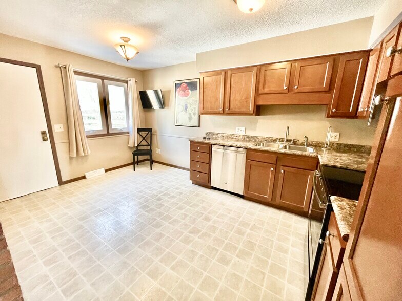 Building Photo - 11055 Riverbend Ct E