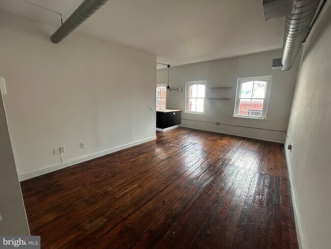 Building Photo - 36 Strawberry St