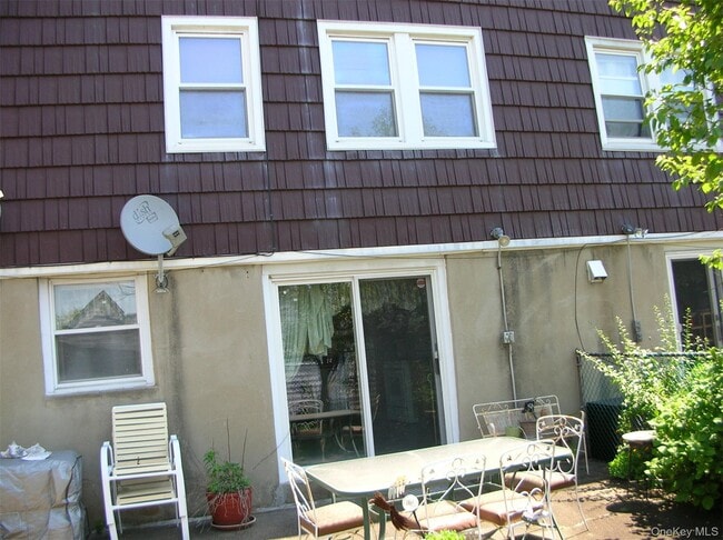 Building Photo - 57-04 Cloverdale Blvd