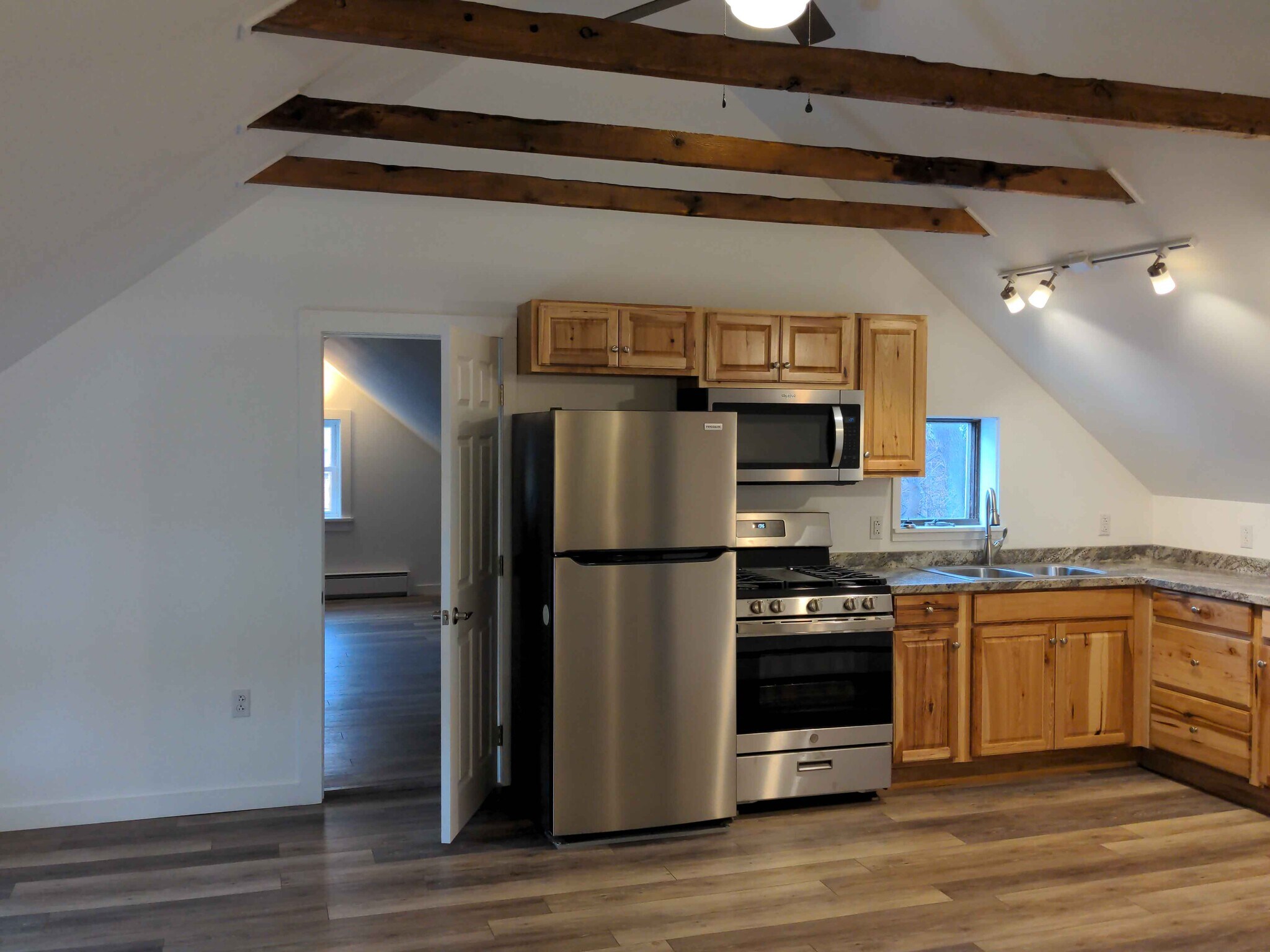Style G1: 2 bedrooms / 1 bath, historic renovation, exposed beams and vaulted ceilings - 21 Depot St