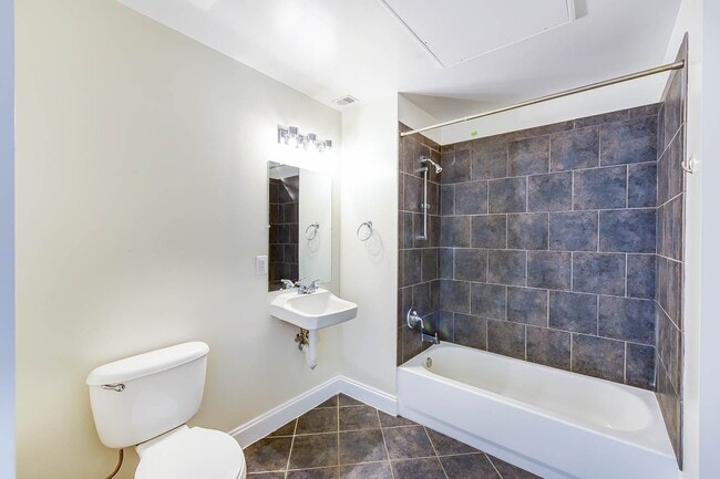 Building Photo - Gorgeous 2 Bedroom Penthouse in River Place South!