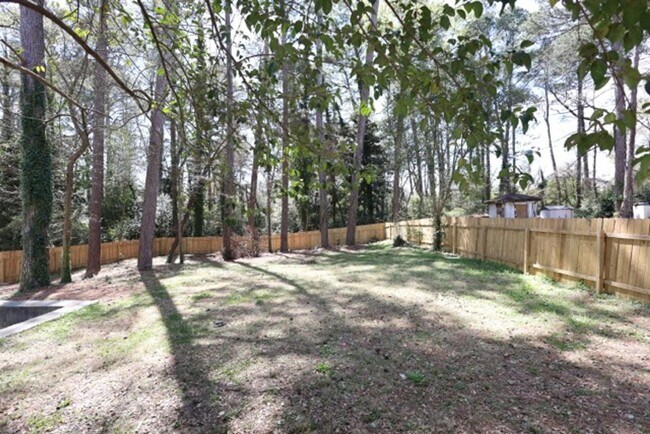Building Photo - 2202 Dering Cir NE