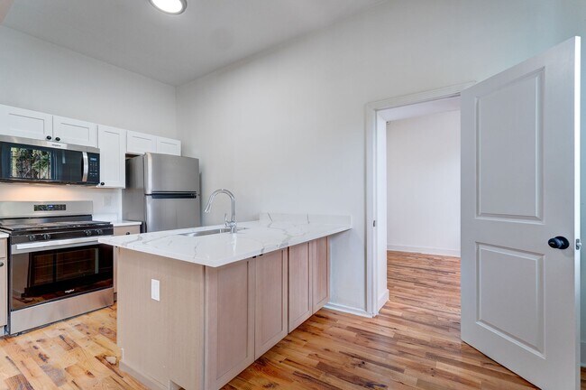 Building Photo - 522 Elm St