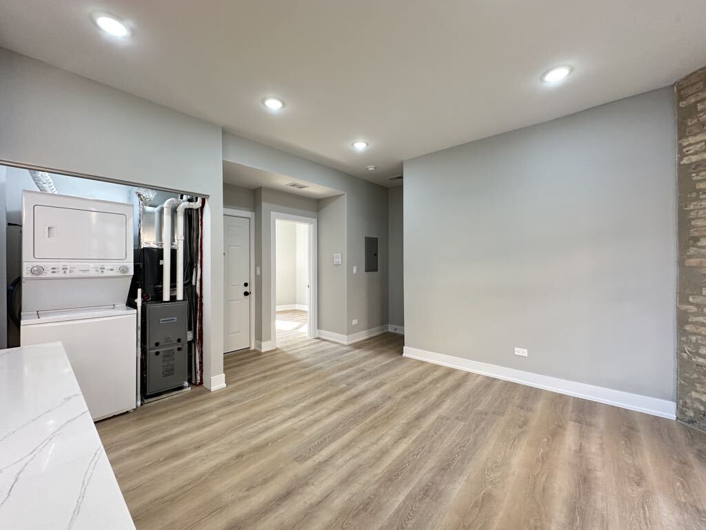 Building Photo - 442 W Belden Ave