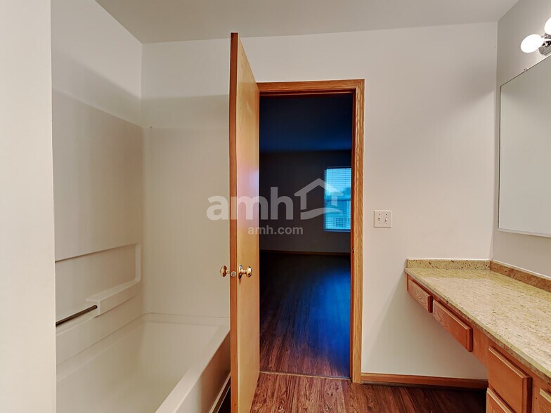 Building Photo - 2263 N Arapahoe Trail