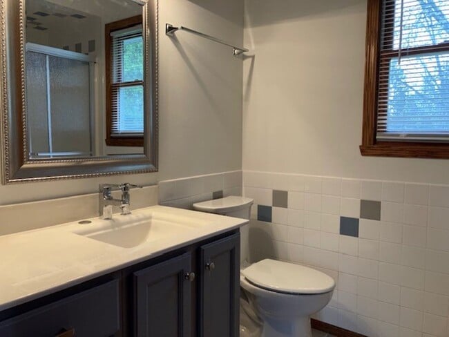Building Photo - Spacious 4 bedroom, 2.5 Bath Two Story Home