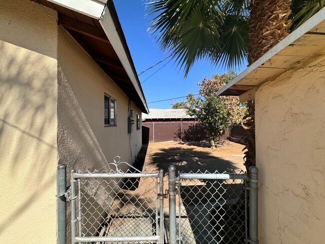 Building Photo - 728 N Palm Ave