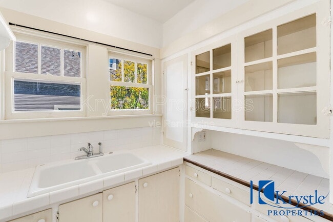 Building Photo - 517 Alhambra St