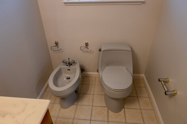 Building Photo - Large updated home in San Mateo Village!