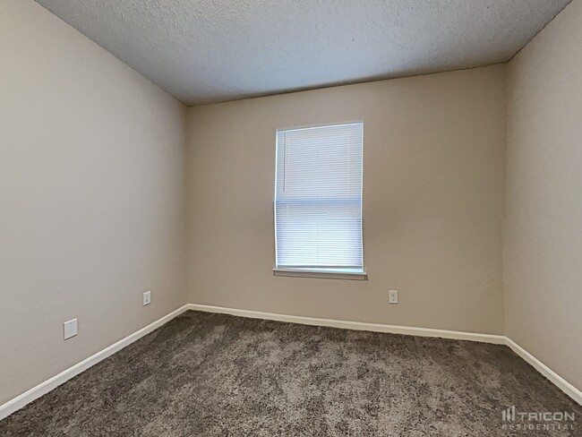 Building Photo - 2255 Westmere Dr