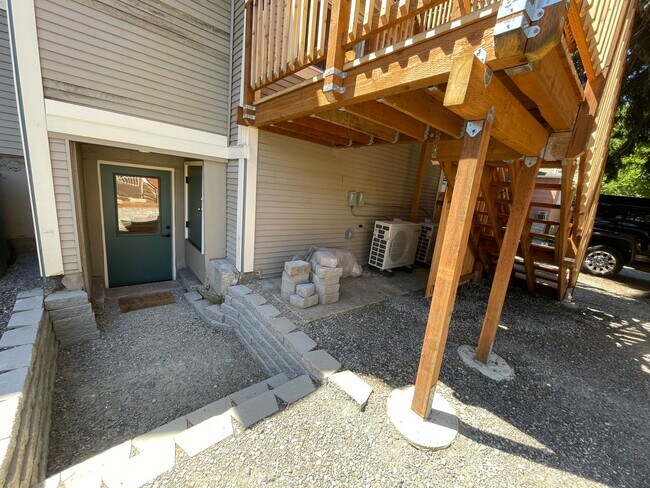 Building Photo - Fantastic Newly Remodeled Lower Unit in Buckman with Washer/Dryer
