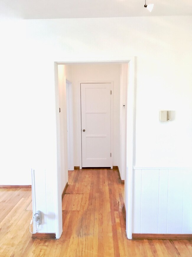 Building Photo - Beautiful 3 Bed + 2 Bath + Den/Office + Backyard