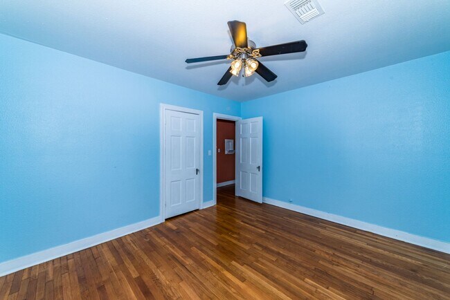 Building Photo - 2218 W Mistletoe Ave