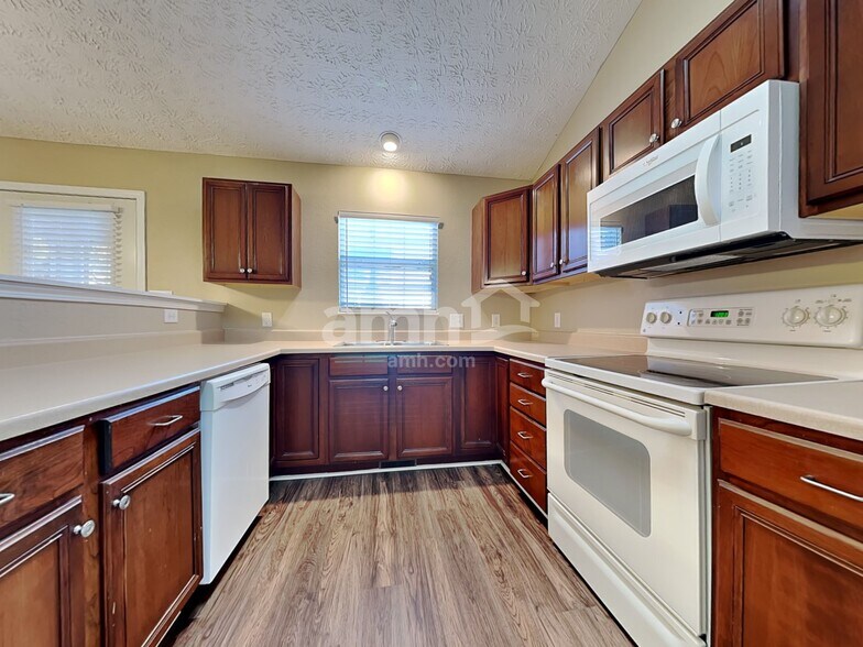 Building Photo - 1324 Hunters Way Ct