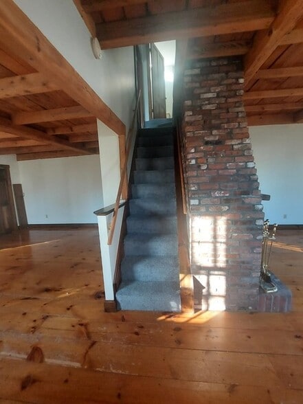 Building Photo - 220 E Squantum St