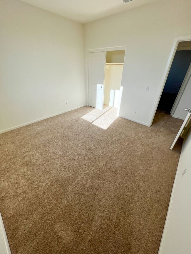 Building Photo - 5 Bedroom home with FULL MOTHER IN LAW SUI...