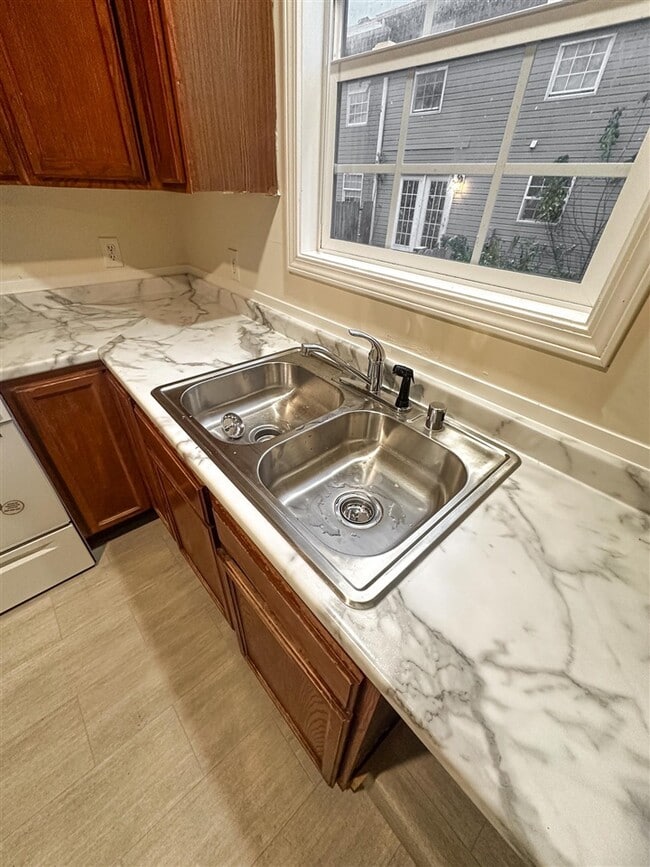 Building Photo - 1225 N Lee Dr