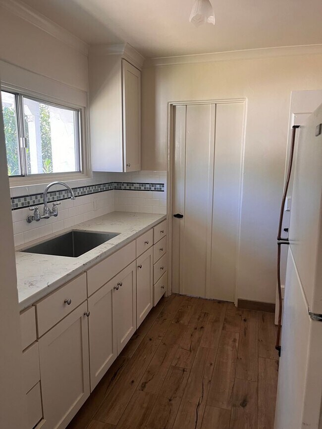 Building Photo - AVAILABLE NOW!! Delightful 1 bedroom, 1 ba...
