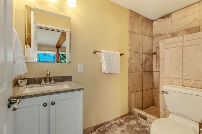 Building Photo - Your Perfect 2-Bed/2-Bath Duplex in Kailua Kona!