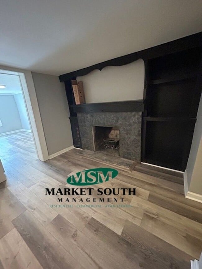 Building Photo - RENOVATED ONE BEDROOM ON THE BEAUTIFUL JONES STREET!!!