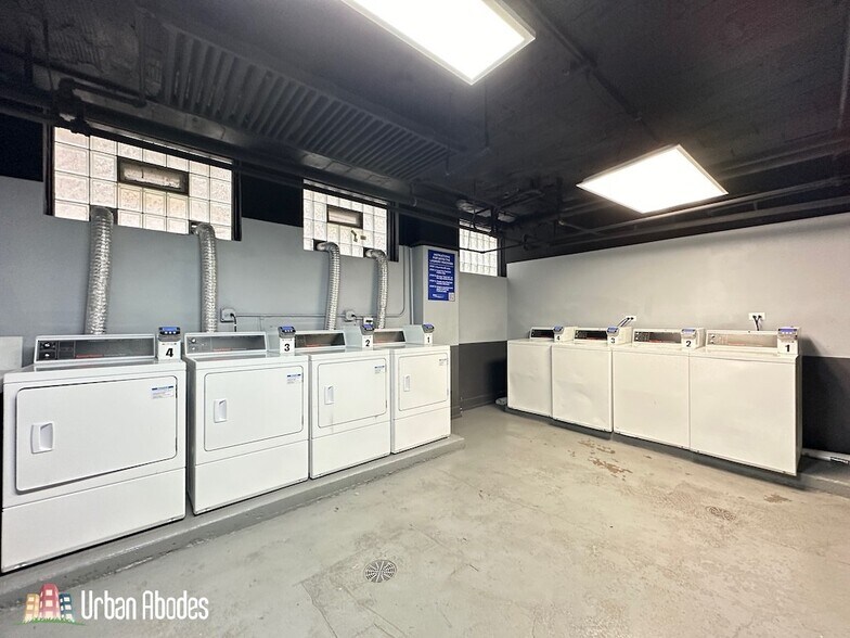 Building Photo - 515 W Belmont Ave