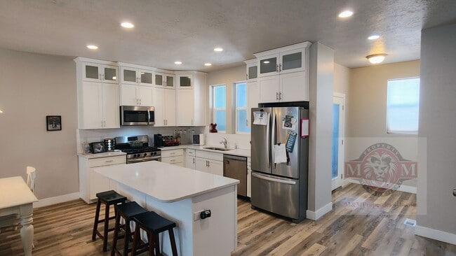 Building Photo - Great 3 Bd 2.5 Bath Townhome 2 Car Garage