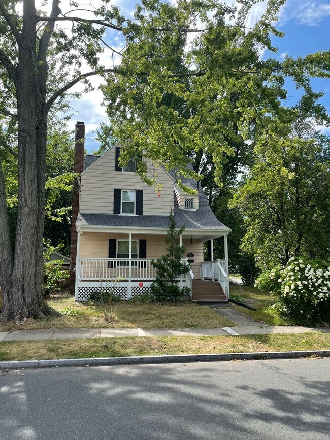 Building Photo - 245 Whiting Ln