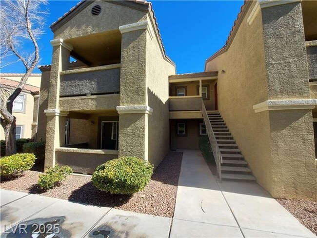 Primary Photo - COMFORTABLE TOP FLOOR 1 BEDROOM LOCATED IN...