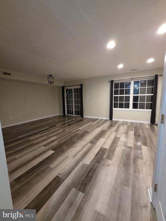 Building Photo - 6 Meadow Rue Ln