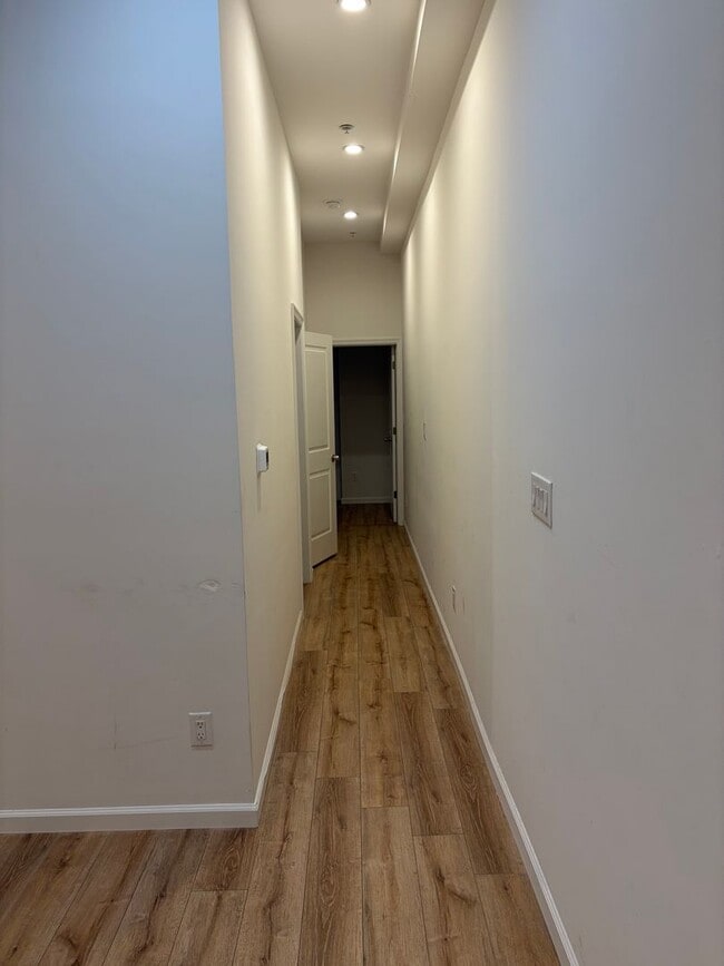 Building Photo - 737 S 4th St