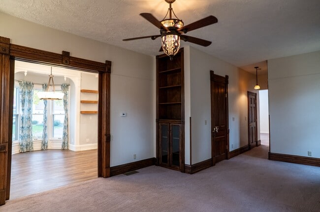 Building Photo - 422 S Michigan Ave