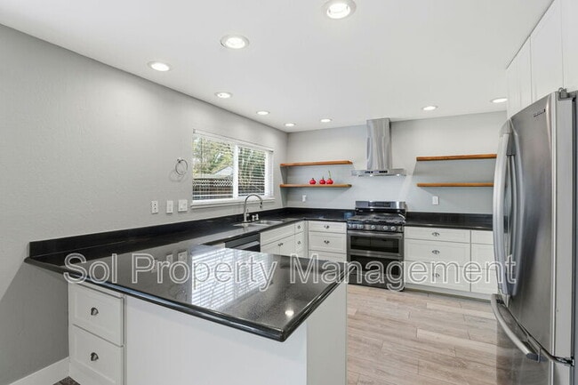 Building Photo - 15120 Venetian Way