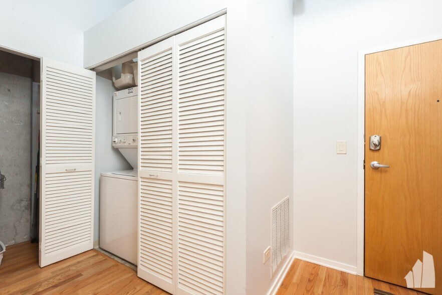 Building Photo - 933 W Van Buren St