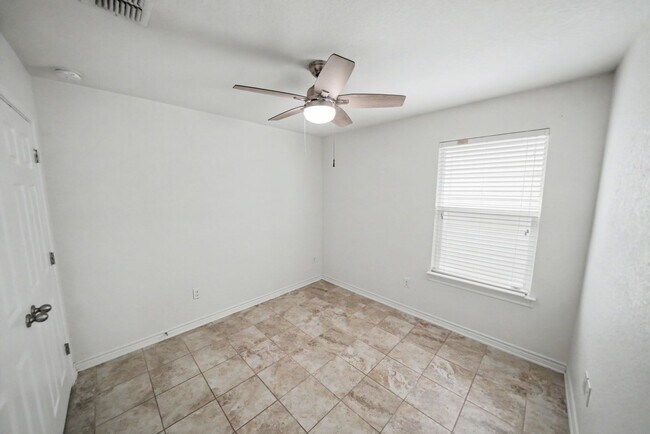 Building Photo - Stylish 3BR + Flex Home with Solar Near Randolph AFB - Realtor Commission: $500