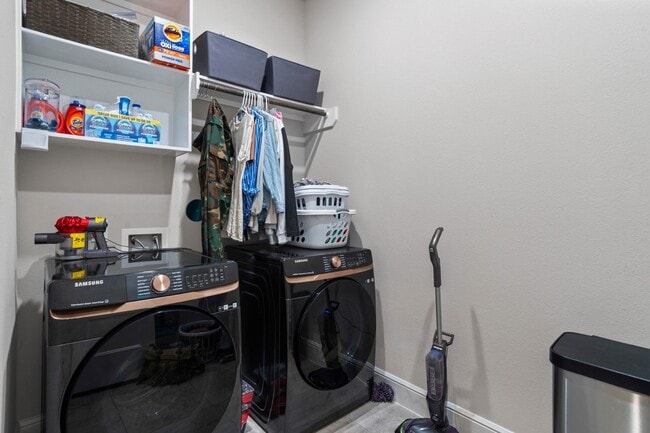 Building Photo - 2210 Bristlegrass Dr