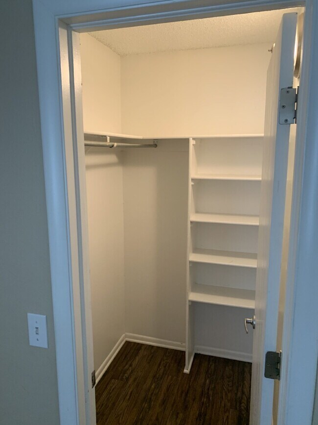 Building Photo - 2 Bedroom with Garage for Rent