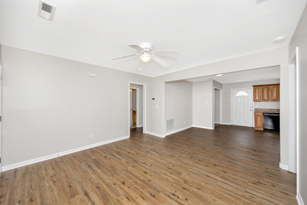 Building Photo - 800 Linwood Dr NW