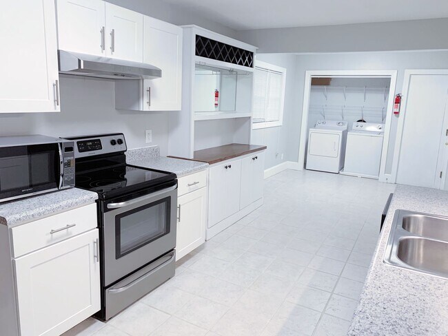 Building Photo - 3 Bedrooms 2 Full Baths with fenced in bac...
