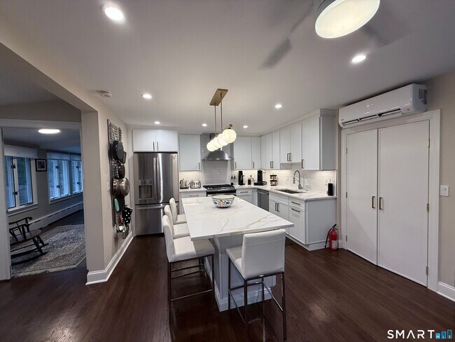 Building Photo - 14 Club Dr