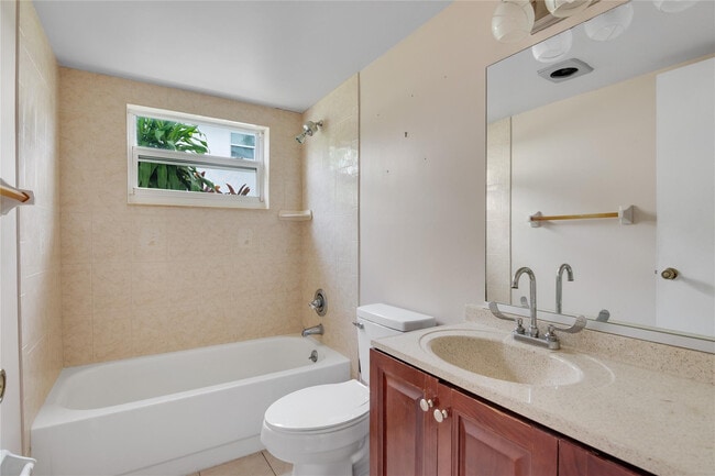 Building Photo - 1217 S Lakes End Dr