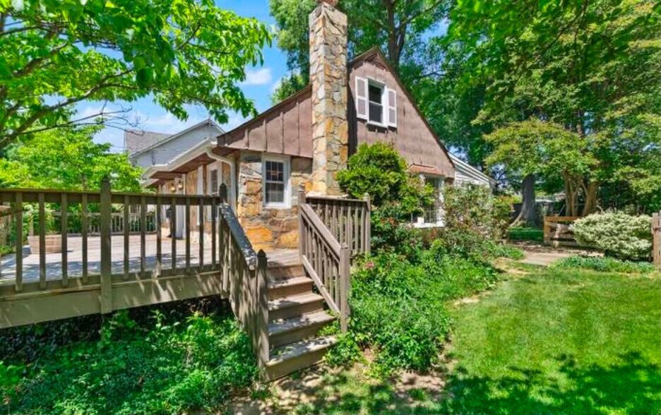 Building Photo - 2602 Stone Hedge Dr