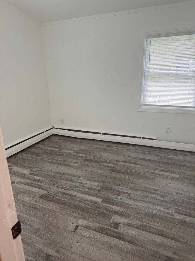 Building Photo - Recently Renovated 3 Bedroom in Atlantic C...