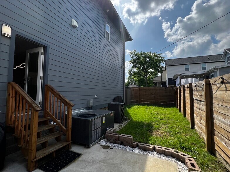 Building Photo - 1072 Zophi St