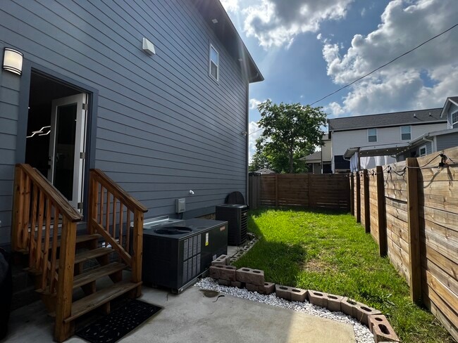 Building Photo - 1072 Zophi St