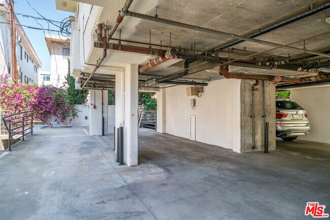 Building Photo - 116 S Croft Ave