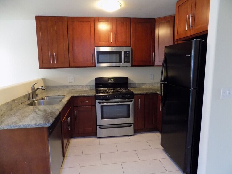 Building Photo - 5114 Wall, 6